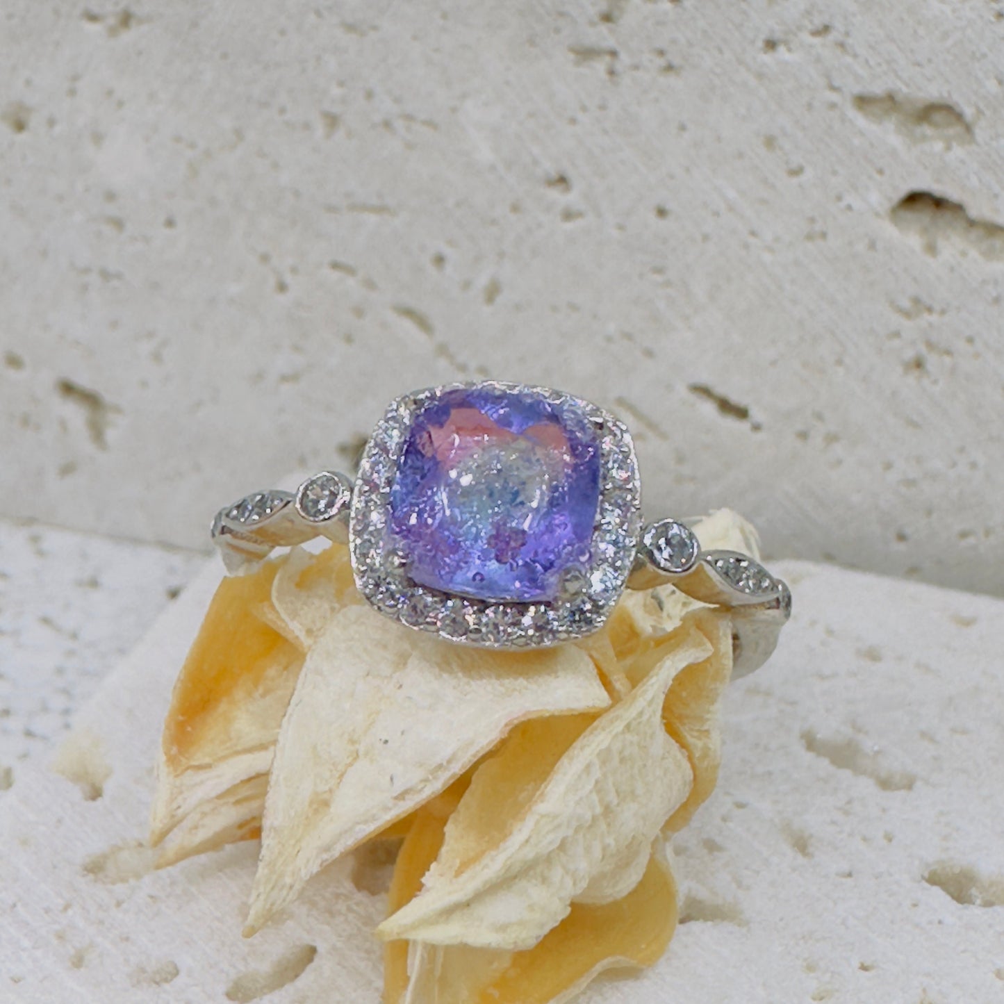 KEEPSAKE RING *crystal stone made with: •cremation ashes•lock of hair•fur•flowers•sand•clothing•upholstery•feathers •quills•whiskers