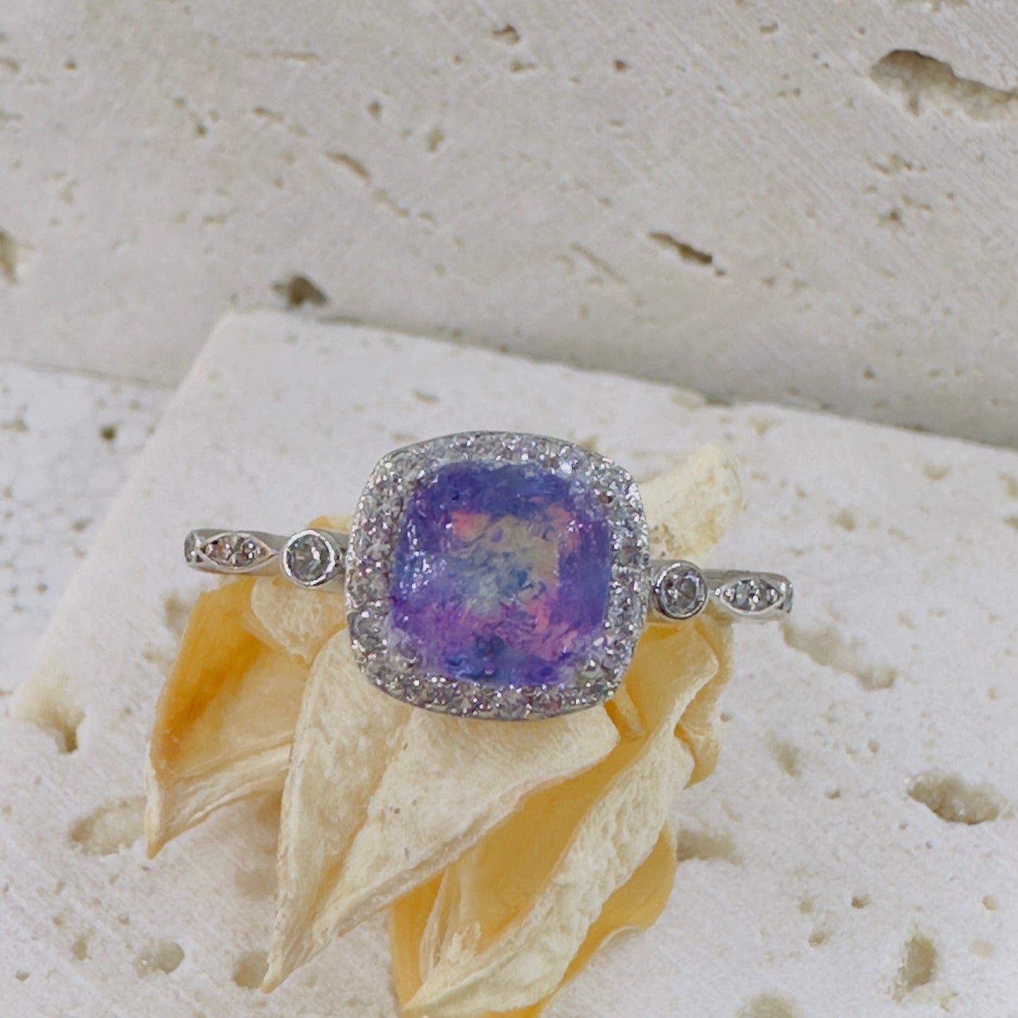 KEEPSAKE RING *crystal stone made with: •cremation ashes•lock of hair•fur•flowers•sand•clothing•upholstery•feathers •quills•whiskers