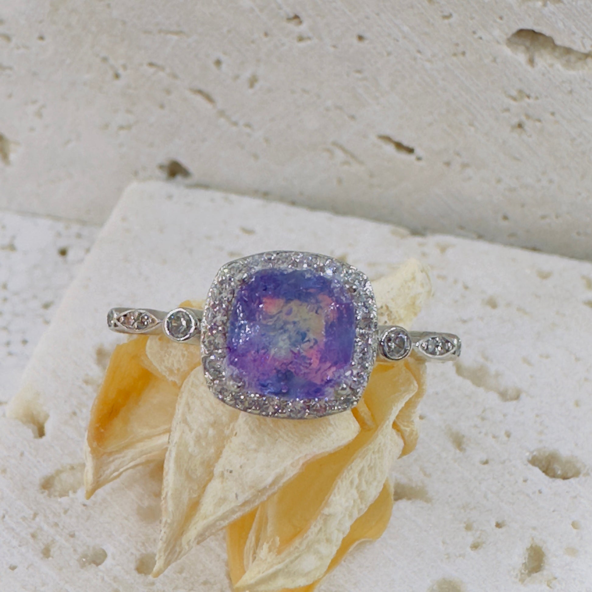 KEEPSAKE RING *crystal stone made with: •cremation ashes•lock of hair•fur•flowers•sand•clothing•upholstery•feathers •quills•whiskers